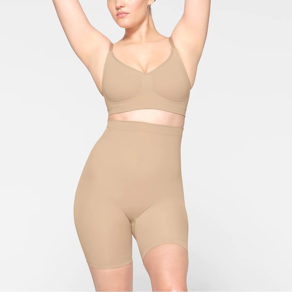 NWOT SKIMS Mid Thigh Sculpting Short